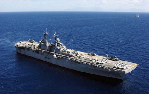 米海軍の強襲揚陸艦「エセックス」（ＬＨＤ２）。飛行甲板でステルス戦闘機Ｆ－３５Ｂが離着できる。「エセックス」が「ミニ空母」と呼ばれる理由だ。（米海軍）。