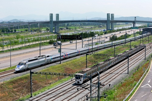 仁川（インチョン）空港に向かうＫＴＸ。右側は空港鉄道と連結する仁川地下鉄。（中央フォト）