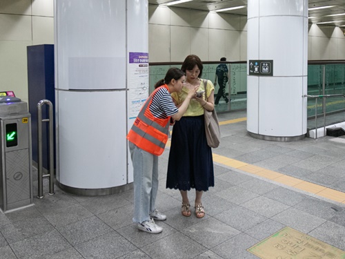 混乱防止のため、初日の駅構内には多数の案内員が。もし困ったことがあれば助けを求めるのもひとつの手です(市民ボランティアのため韓国語対応の方が大部分)。