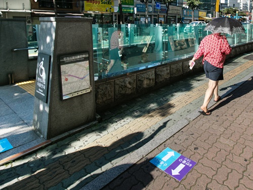 広い駅の中、出口を探し階段を上り、さらに歩く…とすると10分以上。どうしてもということでなければ、このルートは避けたほうが無難かもしれません。