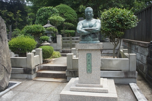 東京・池上本門寺の力道山の墓には彼の青銅像がある。