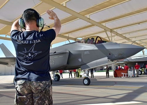 韓国人パイロットの初のＦ－３５Ａ単独飛行（写真＝米空軍）
