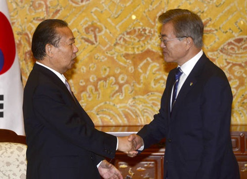 文在寅（ムン・ジェイン）大統領が昨年６月、青瓦台（チョンワデ、大統領府）で日本首相の特使として訪韓した二階俊博自民党幹事長と握手している。（写真＝青瓦台写真記者団）