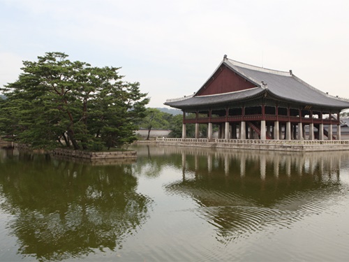 旅行中、一度は訪れたい「古宮（コグン）」。光化門（クァンファムン）エリアには、朝鮮時代の正宮である観光名所「景福宮（キョンボックン）」があります。