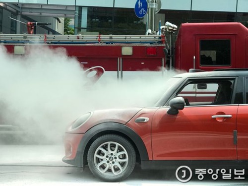 ソウル狎鴎亭洞（アプクジョンドン）島山大路で走行中に火災が発生したＢＭＷミニ。江南（カンナム）消防署から消防車が出動した。