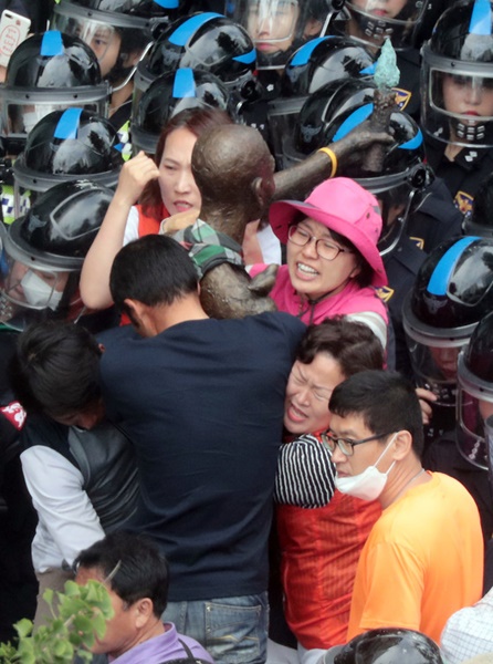 ５月３１日、市民団体の反発の中、釜山東区庁関係者がフォークリフトとトラックを使って釜山日本総領事館付近の歩道の前に設置されていた強制徴用労働者像の行政代執行（強制撤去）をしている。東区庁は強制撤去された強制徴用労働者像を釜山南区の日帝強制動員歴史館に移動させた。