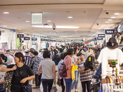 猛暑が続く真夏のソウルでオススメなのが、「高速ターミナル駅」！地下鉄３・７・９号線が乗り入れる巨大地下街ではショッピングやグルメが楽しめます。