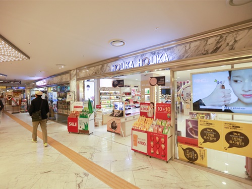 駅からつながる地下通路には、ファッションモール「ＥＮＴＥＲ－６　江南店」。ファッションブランドから、韓国コスメショップやドラッグストアまで豊富に入店しています。
