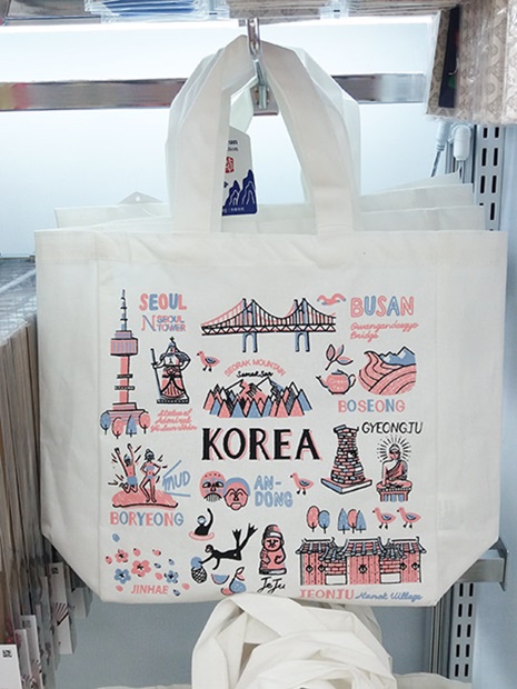 エコバッグ（２，０００ウォン）は、韓国とソウルの街並みをそれぞれあしらった２種類のデザイン（写真は韓国バージョン）。とても軽いので旅行のお供に重宝しそう！