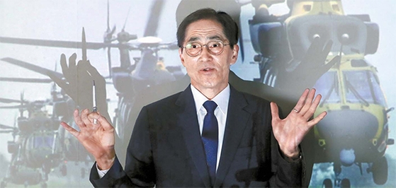 韓国型中型ヘリコプター「スリオン」を背景に立つファン・ジョンソン博士。