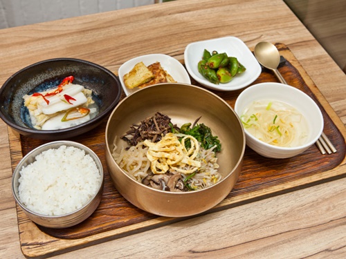 人気韓国料理ビビンバは韓屋カフェ「ナムルモンヌンコム」にていただけます。(ビビンバご膳、8,800ウォン)