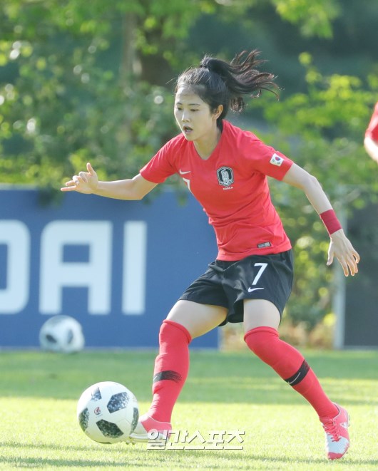 写真 韓国女子サッカー選手イ ミナのドリブル Joongang Ilbo 中央日報