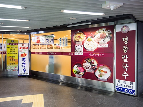 韓国料理が楽しめるお店や韓国カフェもあり、歩き疲れたら休憩を。トイレや授乳室もあります。