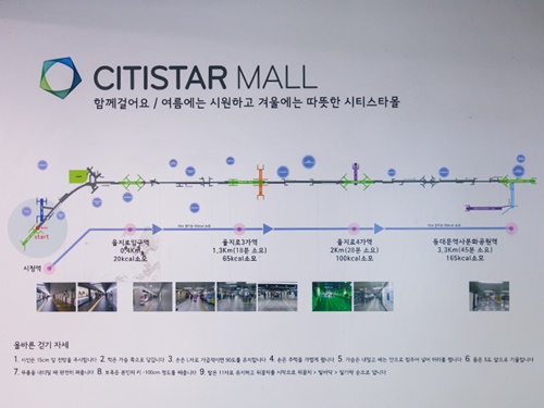 明洞から東大門までは約３ｋｍ、徒歩約４５分。あちこちにある地図で現在地をチェックしながら、目的地まで上手に利用しましょう！