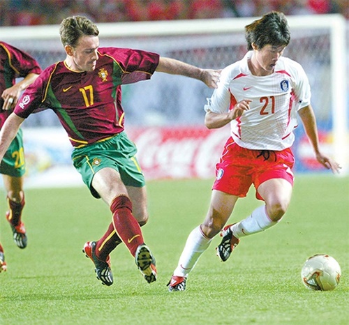 ２００２年韓日Ｗ杯当時、韓国代表と対戦した元ポルトガル代表のパウロ・ベント氏（左）が韓国代表の新監督に決まった。当時ポルトガルは韓国に０－１で敗れた。右は朴智星（パク・チソン）。（中央フォト）