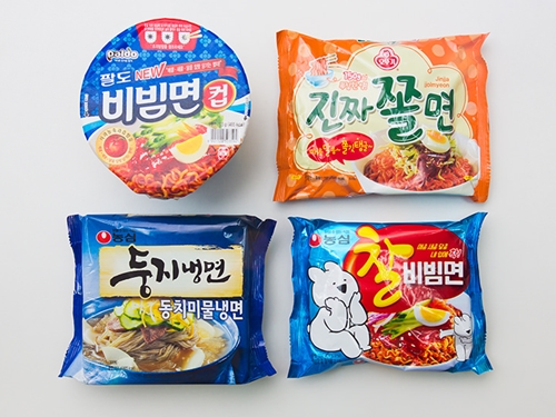 暑い日が続く中、韓国のコンビニやスーパーで目立つのは、インスタント冷やし?。お土産にもぴったりな話題の商品を紹介します！