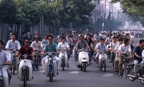 ベトナム人は熱い太陽の下でバイクを主な運送手段として活用する。このため、最近、紫外線対策服がベトナムで人気を呼んでいる。（写真＝中央フォト）