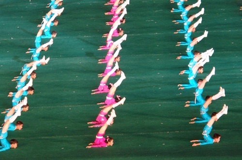 北朝鮮当局が２００８年北朝鮮政府樹立６０周年を迎えて進めた大集団体操と芸術公演『アリラン』。当時、子どもたちも公演に参加した。