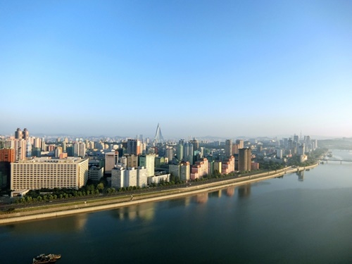 羊角島ホテルから眺めた平壌（ピョンヤン）市内。金正恩委員長が科学者を優待する政策と国産化に注力し、平壌市内のあちこちで高層ビルとマンションの新築・改築工事が行われている。