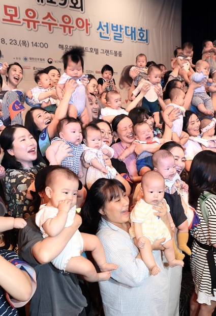 写真 少子化進む韓国で異色のイベント 母乳飲んで育ちました Joongang Ilbo 中央日報