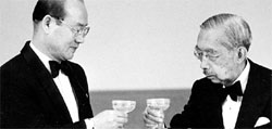 全斗煥（チョン・ドゥファン）元大統領（左）が１９８４年、日本を国賓訪問し、裕仁天皇と乾杯している。（中央フォト）