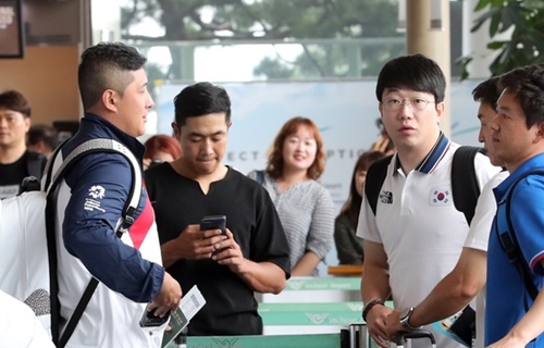 ２３日、アジア競技大会出場のために出国する韓国野球代表。