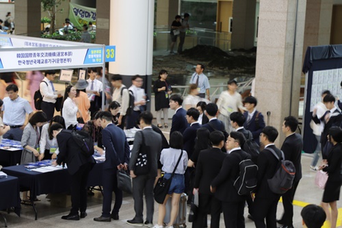 ２５日、釜山市庁で開かれた「日本就職合同博覧会」には８００人余りの求職者が集まった。行事に参加した日本企業約５０社は現場面接などを通して韓国人材の獲得に出た。（写真提供＝韓国青年国際交流機構）