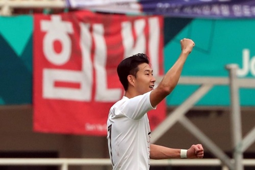 ２０１８ジャカルタ・パレンバン・アジア競技大会サッカー準決勝で韓国の李承佑（イ・スンウ）がゴールを決め、孫興民と喜んでいる。（写真＝大韓サッカー協会）