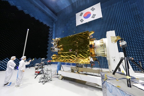 韓国航空宇宙研究院の研究員が「千里眼２Ａ号」の電磁波試験を行っている。（写真提供＝韓国航空宇宙研究院）