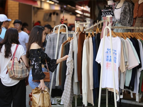 ｎｏｗ ソウル 女子大の街 梨大で秋の韓国ファッションをチェック Joongang Ilbo 中央日報