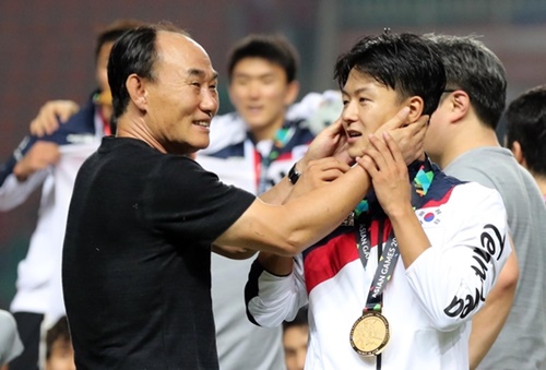 アジア大会 韓国サッカー監督 日章旗が太極旗の上にあれば目を向けられない Joongang Ilbo 中央日報