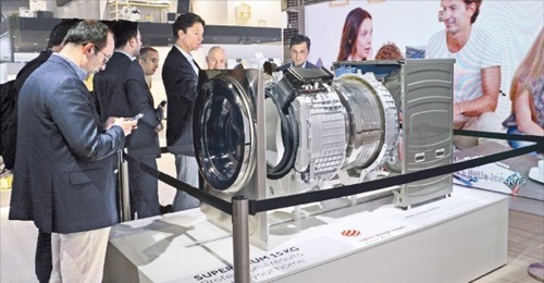 中国家電メーカーのハイアールはＩＦＡ２０１８で自社の「アイリフレッシュ」洗濯機に装着されたモーターの駆動模型を展示した。
