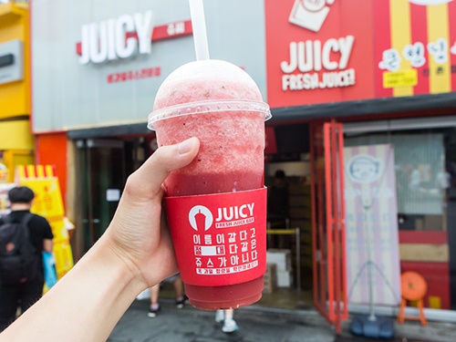 持ち帰りの場合は、今まで通り紙やプラスチックのカップで提供されます。店内でマグカップで飲んでいても、外に持って出たいと思ったら、使い捨て容器への移し変えも対応してもらえます。