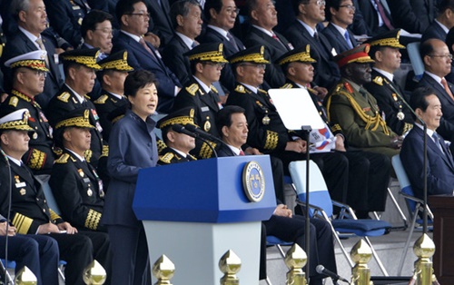 朴槿恵大統領は２０１６年１０月１日の第６８周年「国軍の日」記念式典で、北朝鮮住民に脱北を勧めながら「北朝鮮が核を放棄しないなら、体制亀裂と内部動揺がさらに拡大する」と述べた。