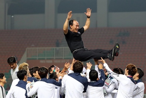 ２０１８ジャカルタ・パレンバン・アジア競技大会サッカーの韓国対日本の決勝戦が１日、インドネシア・ボゴール県チビノン郡のパカンサリスタジアムで開かれた。授賞式を終えた後、選手がキム・ハクボム監督を胴上げをしている。