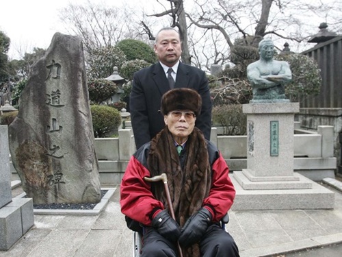 金一（キム・イル＝大木金太郎）さん（手前）とイ・ワンピョ代表が金一さんの師匠、力道山の墓参りをした２００６年当時の写真。