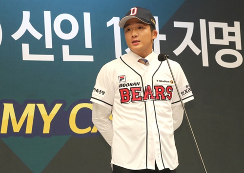 韓国プロ野球球団の斗山ベアーズから指名を受けた徽文高の投手兼外野手キム・デハン。