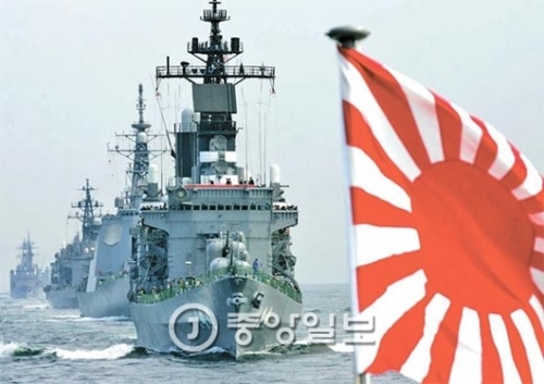 旭日旗をつけた日本海上自衛隊の艦艇。（中央フォト）