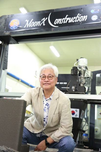 漢陽大学建設環境工学科の李泰植教授が京畿道安山のＥＲＩＣＡキャンパス内の実験室で、自身が考案した高さ３メートルの超大型３Ｄプリンタの前でポーズを取っている。（写真提供＝漢陽大学）