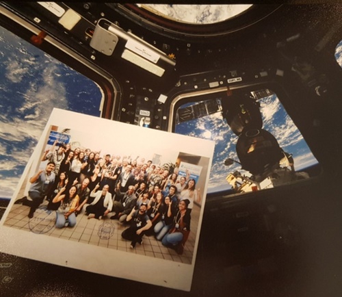 先月、ロケット「ソユーズ」に乗って国際宇宙ステーション（ＩＳＳ）に立った李泰植教授と同僚の写真。李教授が取締役を務める国際民間組織「Ｉｎｔｅｒｎａｔｉｏｎａｌ　ＭｏｏｎＢａｓｅ　Ａｌｌｉａｎｃｅ」には、ＮＡＳＡアポロ１１号の宇宙飛行士のバズ・オルドリン氏とゲーム「テトリス」の開発者兼オーナーのヘンク・ロジャース氏がいる。（写真＝李泰植教授）