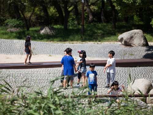 仙遊浄水場施設を活用し、リサイクルして造られた韓国初の生態公園で、面積はなんと１１万４００平方メートル。見どころも満載です。