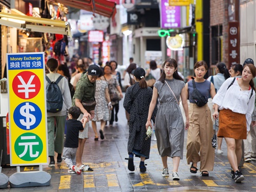 話題のグルメ、ショップ、韓国コスメに百貨店までが集結し観光客に人気の明洞（ミョンドン）。外国人観光客が多いことから、街のいたるところで両替ができることも特徴のひとつです。