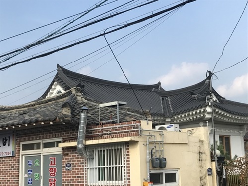 韓屋保存地区の慶州市皇南洞のある建物の屋根が金属瓦で覆われている。（写真＝中央フォト）
