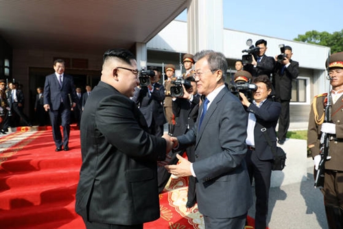 金正恩北朝鮮国務委員長（左）が５月２６日、板門店板門閣で第２回首脳会談を終えて離れる文在寅大統領を見送っている。（写真＝青瓦台）