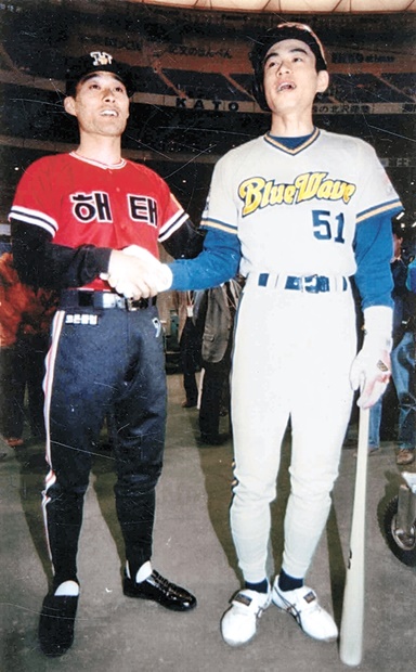 １９９５年の韓日スーパーゲームで会った李鍾範（イ・ジョンボム、左）とイチロー。２人は９４年、ともに打率４割に挑戦したほど「野球の天才」と認められていた。（中央フォト）