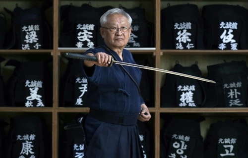 イ・ジョンニム大韓剣道会長は「世界選手権を歴代最高の大会として開催する準備ができた」と語った。ソウル九老区のウォンソン剣道館で真剣を握ってポーズを取るイ会長。