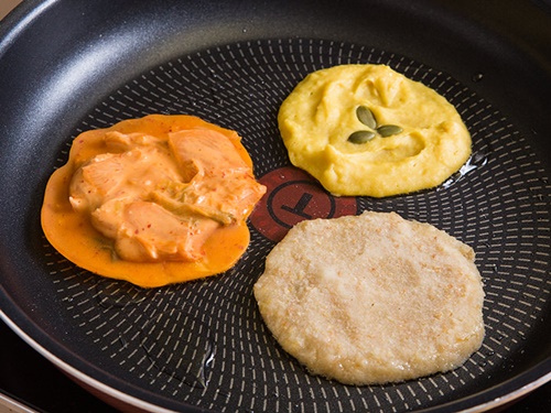 熱したフライパンに油をひき、先の工程で作ったタネを広げ、こんがりキツネ色になるまで焼けば完成。
