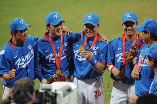 ２００８北京五輪で金メダルを獲得した韓国野球代表チーム。野球が五輪に復帰するのは北京大会以来１２年ぶりだ。（写真＝五輪写真共同取材団）