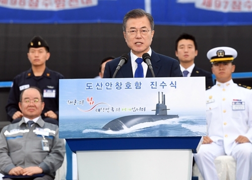 文在寅大統領が１４日、慶南巨済市大宇造船海洋で行われた。「島山安昌浩」の進水式に出席して祝辞を述べている。「島山安昌浩」は韓国最初の３０００トン級潜水艦で、弾道ミサイルを搭載できる戦略武器体系を備えている。
