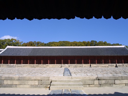 同じくユネスコ世界文化遺産である「宗廟（チョンミョ）」も、無料開放。朝鮮王室の魂が眠る神聖なスポットです。期間中は、予約制ではなく自由観覧にて運営されます。
